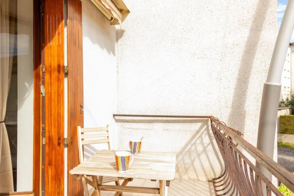Zenbnb / Chesterfield / Proche Commerce / Parking Annemasse Appartement