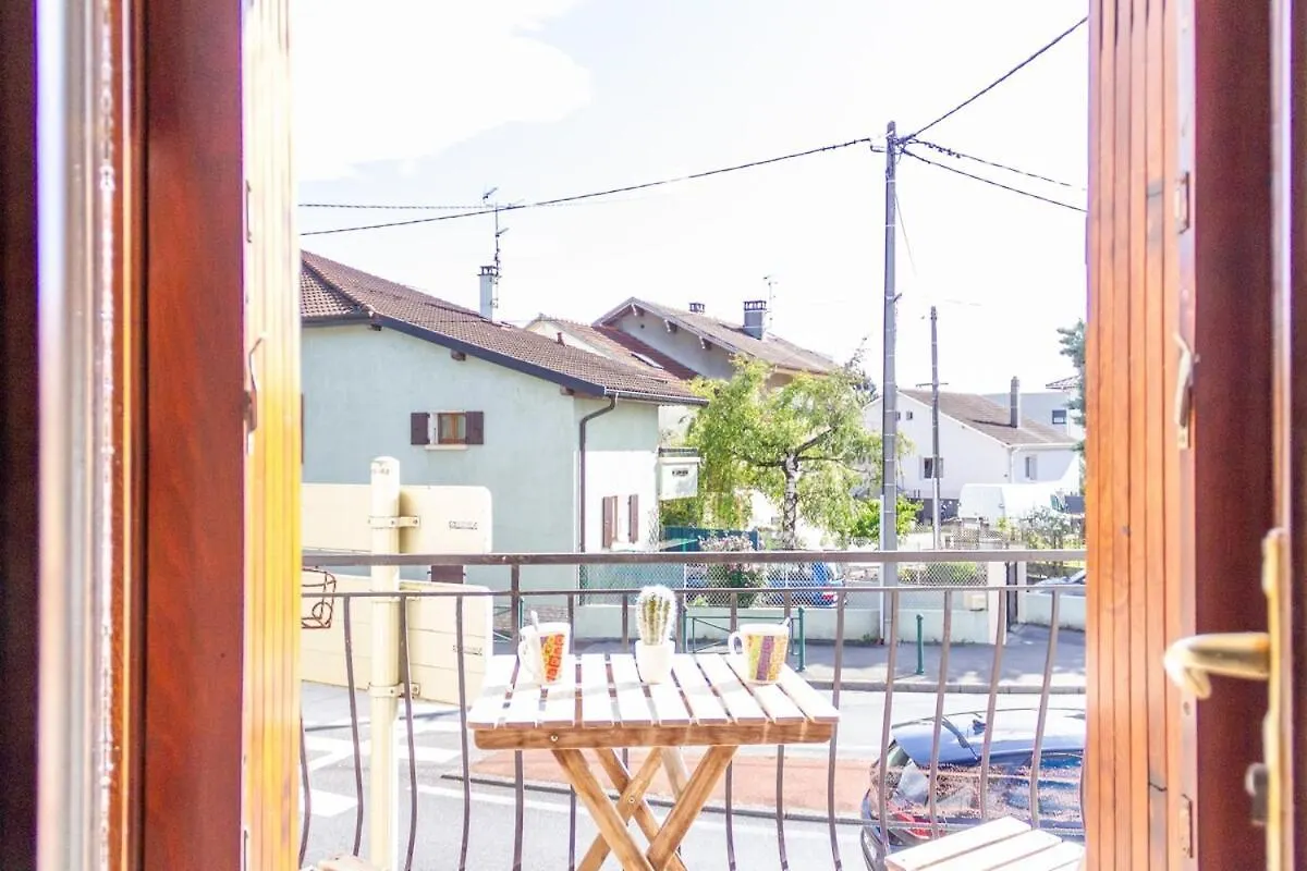 Zenbnb / Chesterfield / Proche Commerce / Parking Annemasse Appartement